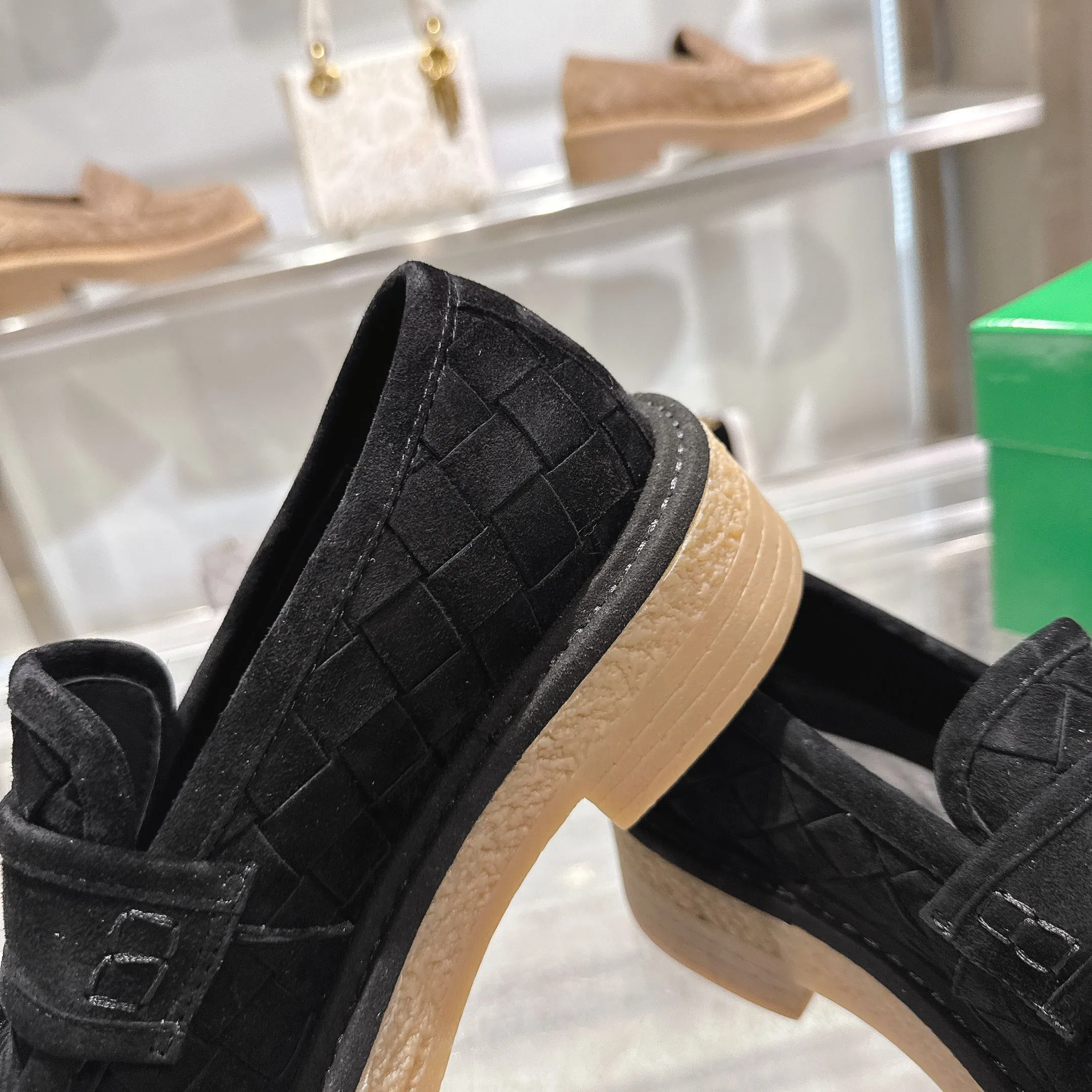 [BV] Top P: 840💰Size for couples: 35-44 (Female 40, Male 38 45, custom-made, non-returnable) Bottega Veneta classic Bottega Veneta counter model! Big square head! Braided deep toe shoes! Reproduction of the original board! The feet are super domineering! Original molded outsole! High-grade mercerized cow velvet! Solid color Niuli!